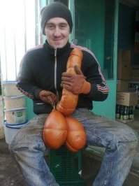 А потом прямо с этих засаленных вонючих штанов - прямиком на прилавок. Бон аппетит, как говорится!