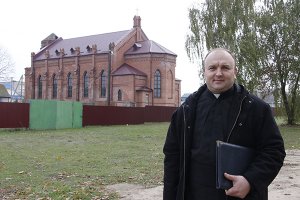 Город Рогачев, Гомельская область. Вот так руины костела выглядели в девяностых, вот так в начале двухтысячных, а вот так сейчас. Ему еще и башню хотят нарастить.