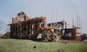 Город Рогачев, Гомельская область. Вот так руины костела выглядели в девяностых, вот так в начале двухтысячных, а вот так сейчас. Ему еще и башню хотят нарастить.