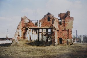 Город Рогачев, Гомельская область. Вот так руины костела выглядели в девяностых, вот так в начале двухтысячных, а вот так сейчас. Ему еще и башню хотят нарастить.