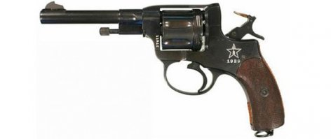 При взведении курка барабан револьвера сдвигается вперёд, заводя конец гильзы патрона в ствол для исключения возможности прорыва пороховых газов при выстреле, а вращение барабана блокируется спусковым крючком