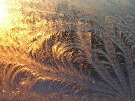 В детстве еще нравились узоры на окнах. Сейчас кругом пластиковые окна...