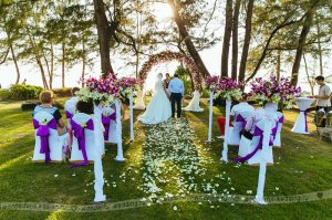 Так поговаривают те, кому не нужно тешить свое эго, чтобы почувствовать себя лучше. Шикарных свадеб, как правило, желают дамы. погрязшие в комплексах неполноценности, эгоцентризме, но все на что их хватает, так это на безвкусицу и  примитив.

Ниже фото свадьбы, красиво, просто и со вкусом. Поздравили, поели выпили вина. А потом можно на пару недель и на острова. Но нет, это же скучно, давайте на головах ходить. а напитки пусть разносит голая Леди Гага