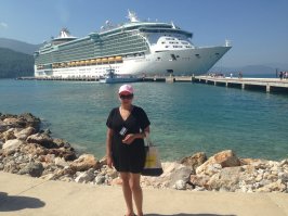 Плавал на таком только Freedom of the Seas, их там несколько кораблей-близнецов
9 палуб. стоишь на своей седьмой палубе на балконе как с 12 этажа вниз смотреть.
корабль реально огромный, волны думаю были больше 9 метров раз заливало каюты на нижних уровнях.