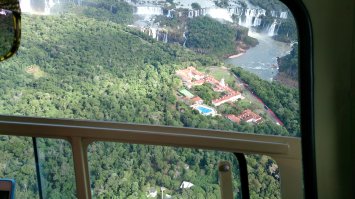 с аргентинской стороны - самые красивые панорамы на каскад Игуасу.
Но больше всего мне понравился довольно фешенебельный отель у водопадов) Представляю себе, как постояльцы мучаются от мигрени из-за непрерывного шума)
