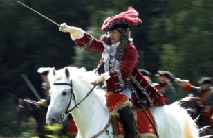 На самом деле, баталия выглядела примерно так - в войсках больше половины были пикинёры. Артиллерия не играла такой уж решающей роли, буквально спас положение Александр Данилович Меншиков своей лихой атакой (Menshikof attakiren!). Шведы зазнались, оторвались от баз, а русские до Полтавы много воевали, изрядно готовились, это было важно, Северная война это не шведы с русскими, это прежде всего Дания, Польша, Курляндия, половина германских герцогств и курфюршеств, а до кучи Англия-Шотландия-Голландия и турки с ирландцами, не считая путавшихся под ногами казаков. Там такая заваруха была, Полтава яркий, но малозначимый эпизод этого всеевропейского конфликта.