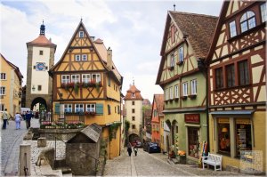 Сумбур какой-то. Прежде всего город это субъект феодального права, то есть коллективный феодал, а не какое-то скопление домиков принадлежащих герцогу или королю. Отсюда и желание стать городом, а тем паче вольным. Далее город тех времён - современная фахверковая деревушка с оградой сейчас, узкие и тесные улочки, небольшой рынок посредине, жителей в огромном Новгороде 20 000, Лондон едва 10 000. Город в основном деревянный до 17-18 века. Никакого водоснабжения, стирали в моче, гадили в горшки и выливали раз в неделю на головы прохожих из окна. Всё засрано лошадьми и горожанами в три слоя. Ежедневно на улицах резали и палили скот, часто ещё его держали как в Риге в городе и были специальные скотские ворота. На ратуше висел дежурный воришка, у позорного столба был прикован провинившийся менее, по праздника устраивалась торжественная казнь, приходили семьями. Пили нефильтрованное мутное и только тёмное пиво, ели в основном похлёбки из сельдерея, капусты и гороха (духан добавлялся к немытым ногам). Освещения как и сейчас в Европе не было на улицах, изредка проходили с фонарём стражники, чаще грабители. Ну бань естественно не было, дрова дорогущие, потому не мылись, не отапливали дома и не готовили дома - ели почти всегда холодное. Состояние зубов и здоровья вообще обсуждать не буду, ещё в 20 в. у многих километровые солитёры были. А так красота и благолепие. Это сейчас всё выглядит таким игрушечным, а уберите мостовую, добавьте грязь по колено и говно, уберите фасадную краску, прибавьте вонь палёной щетины, потной одежды и говна - вот он и есть средневековый город.