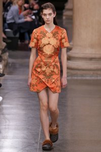 Такое дерьмо на нее нацепил, понятно почему такая унылая она