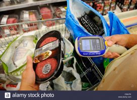 Ну, не совсем конечно "положил и высветилось", самому сканировать надо.
Но зато и сразу видно на сколько набрал. И платить быстрее. Подъехал к терминалу на выходе, сосканировал штрих-код терминала (после чего данные со сканера перенеслись на терминал) и оплатил.
Видео явно с самого начала внедрения системы. Сейчас уже никто специально не подходит, если только не попросить, или на выходе какие особенности (рандомная перепроверка, или бирки -пищалки снять надо)