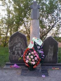 В конце июля 1941 года Отдельная Коломыйская пограничная комендатура, отступая с боями на восток, прикрывала отход штабных частей командования Уманской армейской группировки. В селе Легедзино находились штабы 8-го стрелкового корпуса генерал-майора Михаила Снегова и 16-й танковой дивизии. Штаб 8-го стрелкового корпуса прикрывали три роты особой Коломыйской погранзаставы, которыми командовал майор Филиппов. Пограничная комендатура была усилена школой служебного собаководства в составе 25 кинологов и 150 служебных собак, которые принадлежали пограничному отряду Коломыйской комендатуры и Львовской пограншколе служебного собаководства.

30 июля 1941 года бригада  Лейбштандарт Адольф Гитлер  атаковала село Легедзино. Атаку отражали 500 пограничников. Во время этого боя пограничный отряд уничтожил много живой силы противника и 17 танков. Но силы оказались неравными, закончились боеприпасы. Последним резервом обороняющихся был кинологический отряд со 150 служебными собаками. Когда на поле боя осталось несколько живых пограничников, на врага выпустили 150 служебных овчарок, после чего немецкое наступление было остановлено на этом участке фронта почти на два дня.

В этом бою погибли все пограничники. Уцелевшие собаки были расстреляны после сражения немецкими солдатами. Местные жители захоронили погибших пограничников и их собак в братской могиле на месте боя. В 1955 году останки пограничников и собак были перезахоронены возле сельской школы, где сегодня находится братская могила. На окраине села возле трассы Золотоноша   Умань, где произошёл этот бой, 9 мая 2003 года был открыт памятник героям-пограничникам и их служебным собакам. Памятник был возведён на средства участников Великой Отечественной войны из Звенигородки и нескольких сёл Тальновского района.