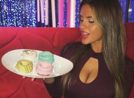 Здесь до пироженых у меня не дошло бы. Съел бы девушку.