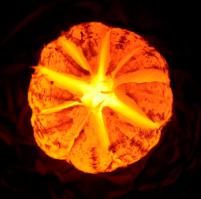 Без всяких ухищрений, один источник света и съёмка с рук.