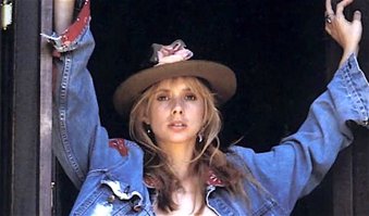 На этом фото похожа на Ларису Удовиченко в молодости