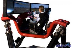 И? Симулятор гонок на фото ниже тоже с человеком внутри. Это прототип беспилотной формулы-1?