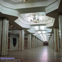 Вот, абсолютно точно с вами согласна! Не самый лучший выбор фотографии. Уж не знаю, из какого города господин Отец  Русской Демократии, но думаю не из Харькова. Свой родной город в таком свете выставлять не станут. Да, должно быть правдиво, но объективно! Я коренная харьковчанка во втором поколении, и город свой люблю. Перекресток проспектов Академика Павлова и Героев Труда является действительно очень загруженным участком. Большое скопление торговых площадок (от ларьков до торгово-развлекательных центров), вокруг крупнейший спальный район , и поиск фотографий выдает чаще всего фотографии на тему ремонта дорог или трамвайных путей этого района. Но, если поискать, то можно найти фотки, отражающие реальную картину.
Вот, предлагаю вид сверху в разных ракурсах и станцию метро  Героев труда  изнутри (красивая салтовская линия харьковского метрополитена).