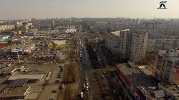 Вот, абсолютно точно с вами согласна! Не самый лучший выбор фотографии. Уж не знаю, из какого города господин Отец  Русской Демократии, но думаю не из Харькова. Свой родной город в таком свете выставлять не станут. Да, должно быть правдиво, но объективно! Я коренная харьковчанка во втором поколении, и город свой люблю. Перекресток проспектов Академика Павлова и Героев Труда является действительно очень загруженным участком. Большое скопление торговых площадок (от ларьков до торгово-развлекательных центров), вокруг крупнейший спальный район , и поиск фотографий выдает чаще всего фотографии на тему ремонта дорог или трамвайных путей этого района. Но, если поискать, то можно найти фотки, отражающие реальную картину.
Вот, предлагаю вид сверху в разных ракурсах и станцию метро  Героев труда  изнутри (красивая салтовская линия харьковского метрополитена).