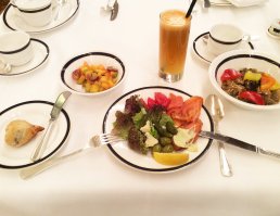Скажу как девочка-девочка - наверное, вкусно, но сплошные калории - котяры, тесто, хлеб  Варианты приготовления яиц - очень разнообразит, мужу делаю для бутера с авокадо пашот. Ммм) Мой самый любимый завтрак: фреш яблоко-морковь-сельдерей, минимум хлеба, побольше овощей. В тот день у меня был насыщенный день, поэтому справа ещё немного тушёной говядины из обеденной порции. Так бы рыбой обошлась :)