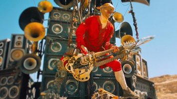 а как же этот чувак из "Безумный Макс: Дорога ярости"? довольно необычный =))