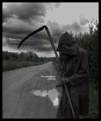 - Вы - кузнец?
Голос за спиной раздался так неожиданно, что Василий даже вздрогнул. К тому же он не слышал, чтобы дверь в мастерскую открывалась и кто-то заходил вовнутрь.
- А стучаться не пробовали? - грубо ответил он, слегка разозлившись и на себя, и на проворного клиента.
- Стучаться? Хм... Не пробовала, - ответил голос. 
Василий схватил со стола ветошь и, вытирая натруженные руки, медленно обернулся, прокручивая в голове отповедь,которую он сейчас собирался выдать в лицо этого незнакомца. Но слова так и остались где-то в его голове, потому что перед ним стоял весьма необычный клиент.
- Вы не могли бы выправить мне косу? - женским, но слегка хрипловатым голосом спросила гостья.
- Всё, да? Конец? - отбросив тряпку куда-то в угол, вздохнул кузнец.
- Еще не всё, но гораздо хуже, чем раньше, - ответила Смерть.
- Логично, - согласился Василий, - не поспоришь. Что мне теперь нужно делать?
- Выправить косу, - терпеливо повторила Смерть.
- А потом?
- А потом наточить, если это возможно.
Василий бросил взгляд на косу. И действительно, на лезвии были заметны несколько выщербин, да и само лезвие уже пошло волной.
- Это понятно, - кивнул он, - а мне-то что делать? Молиться или вещи собирать? Я просто в первый раз, так сказать...
- А-а-а... Вы об этом, - плечи Смерти затряслись в беззвучном смехе, - нет, я не за вами. Мне просто косу нужно подправить. Сможете?
- Так я не умер? - незаметно ощупывая себя, спросил кузнец.
- Вам виднее. Как вы себя чувствуете?
- Да вроде нормально.
- Нет тошноты, головокружения, болей?
- Н-н-нет, - прислушиваясь к своим внутренним ощущениям, неуверенно произнес кузнец.
- В таком случае, вам не о чем беспокоиться, - ответила Смерть и протянула ему косу.
Взяв ее в, моментально одеревеневшие руки, Василий принялся осматривать ее с разных сторон. Дел там было на полчаса, но осознание того, кто будет сидеть за спиной и ждать окончания работы, автоматически продляло срок, как минимум, на пару часов.
Переступая ватными ногами, кузнец подошел к наковальне и взял в руки молоток. 
- Вы это... Присаживайтесь. Не будете же вы стоять?! - вложив в свой голос все свое гостеприимство и доброжелательность, предложил Василий. 
Смерть кивнула и уселась на скамейку, оперевшись спиной на стену.
***
Работа подходила к концу. Выпрямив лезвие, насколько это было возможно, кузнец, взяв в руку точило, посмотрел на свою гостью.
- Вы меня простите за откровенность, но я просто не могу поверить в то, что держу в руках предмет, с помощью которого было угроблено столько жизней! Ни одно оружие в мире не сможет сравниться с ним. Это поистине невероятно.
Смерть, сидевшая на скамейке в непринужденной позе, и разглядывавшая интерьер мастерской, как-то заметно напряглась. Темный овал капюшона медленно повернулся в сторону кузнеца.
- Что вы сказали? - тихо произнесла она.
- Я сказал, что мне не верится в то, что держу в руках оружие, которое...
- Оружие? Вы сказали оружие?
- Может я не так выразился, просто...Василий не успел договорить. 
Смерть, молниеносным движением вскочив с места, через мгновение оказалась прямо перед лицом кузнеца. Края капюшона слегка подрагивали. 
- Как ты думаешь, сколько человек я убила?- прошипела она сквозь зубы.
- Я... Я не знаю, - опустив глаза в пол, выдавил из себя Василий.
- Отвечай! - Смерть схватила его за подбородок и подняла голову вверх, - сколько?
- Н-не знаю...
- Сколько? - выкрикнула она прямо в лицо кузнецу.
- Да откуда я знаю сколько их было? - пытаясь отвести взгляд, не своим голосом пропищал кузнец.
Смерть отпустила подбородок и на несколько секунд замолчала. Затем, сгорбившись, она вернулась к скамейке и, тяжело вздохнув, села.
- Значит ты не знаешь, сколько их было? - тихо произнесла она и, не дождавшись ответа, продолжила, - а что, если я скажу тебе, что я никогда, слышишь? Никогда не убила ни одного человека. Что ты на это скажешь?
- Но... А как же?...
- Я никогда не убивала людей. Зачем мне это, если вы сами прекрасно справляетесь с этой миссией? Вы сами убиваете друг друга. Вы! Вы можете убить ради бумажек, ради вашей злости и ненависти, вы даже можете убить просто так, ради развлечения. А когда вам становится этого мало, вы устраиваете войны и убиваете друг друга сотнями и тысячами. Вам просто это нравится. Вы зависимы от чужой крови. И знаешь, что самое противное во всем этом? Вы не можете себе в этом признаться! Вам проще обвинить во всем меня, - она ненадолго замолчала, - ты знаешь, какой я была раньше? Я была красивой девушкой, я встречала души людей с цветами и провожала их до того места, где им суждено быть. Я улыбалась им и помогала забыть о том,
что с ними произошло. Это было очень давно... Посмотри, что со мной стало! 
Последние слова она выкрикнула и, вскочив со скамейки, сбросила с головы капюшон. 
Перед глазами Василия предстало, испещренное морщинами, лицо глубокой старухи. Редкие седые волосы висели спутанными прядями, уголки потрескавшихся губ были неестественно опущены вниз, обнажая нижние зубы, кривыми осколками выглядывающие из-под губы. Но самыми страшными были глаза. Абсолютно выцветшие, ничего не выражающие глаза, уставились на кузнеца.
- Посмотри в кого я превратилась! А знаешь почему? - она сделала шаг в сторону Василия.
- Нет, - сжавшись под ее пристальным взглядом, мотнул он головой.
- Конечно не знаешь, - ухмыльнулась она, - это вы сделали меня
такой! Я видела как мать убивает своих детей, я видела как брат убивает брата, я видела как человек за один день может убить сто, двести, триста других человек!.. Я рыдала, смотря на это, я выла от непонимания, от невозможности происходящего, я кричала от ужаса...
Глаза Смерти заблестели.
- Я поменяла свое прекрасное платье на эти черные одежды, чтобы на нем не было видно крови людей, которых я провожала. Я надела  капюшон, чтобы люди не видели моих слез. Я больше не дарю им цветы. Вы превратили меня в монстра. А потом обвинили меня во всех грехах. Конечно, это же так просто... - она уставилась на кузнеца немигающим взглядом, - я провожаю вас, я показываю дорогу, я не убиваю людей... Отдай мне мою косу, дурак!
Вырвав из рук кузнеца свое орудие, Смерть развернулась и направилась к выходу из мастерской. 
- Можно один вопрос? - послышалось сзади.
- Ты хочешь спросить, зачем мне тогда нужна коса? - остановившись у  открытой двери, но не оборачиваясь, спросила она.
- Да.
- Дорога в рай... Она уже давно заросла травой.

(с) Евгений ЧеширКо