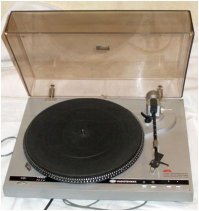 Ария Радиотехника. У меня такая же стоит и сейчас. Первая в СССР с директдрайвом:) Вот пруф:

Мафон, похоже, этот:

И годы начала выпуска приблизительно совпадают.