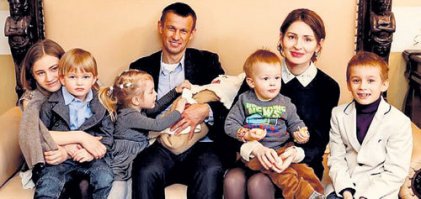 Сергей Семак вместе с женой воспитывают сына Сергея от первого брака Илью и дочь Анны от первого брака Майю. Их совместных детей зовут Семен, Иван, Варвара, Савва и Илария. Таня, которую они усыновили (ребёнок с нарушением опорно-двигательного аппарата) в этой большой семье стала восьмым ребенком. Свою благотворительность Семак никогда не афиширует...