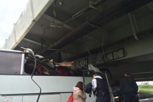 Необычная авария произошла в субботу на Ленсоветовской дороге. Пассажирский автобус просто не вписался в промежуток под мостом. Машина оказалась гораздо выше, чем проем. Поэтому автомобиль на скорости врезался в бетонную конструкцию.
В результате удара у автобуса сильно смяло крышу. Повредилось около трех метров кузова. Очевидцы сообщают, что одной из пассажирок потребовалась помощь медиков. Но серьезных травм никто не получил.