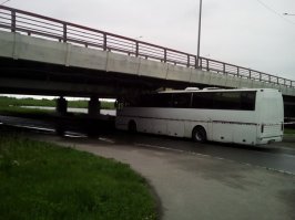 Необычная авария произошла в субботу на Ленсоветовской дороге. Пассажирский автобус просто не вписался в промежуток под мостом. Машина оказалась гораздо выше, чем проем. Поэтому автомобиль на скорости врезался в бетонную конструкцию.
В результате удара у автобуса сильно смяло крышу. Повредилось около трех метров кузова. Очевидцы сообщают, что одной из пассажирок потребовалась помощь медиков. Но серьезных травм никто не получил.
