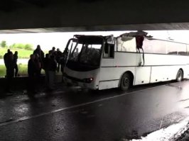 Необычная авария произошла в субботу на Ленсоветовской дороге. Пассажирский автобус просто не вписался в промежуток под мостом. Машина оказалась гораздо выше, чем проем. Поэтому автомобиль на скорости врезался в бетонную конструкцию.
В результате удара у автобуса сильно смяло крышу. Повредилось около трех метров кузова. Очевидцы сообщают, что одной из пассажирок потребовалась помощь медиков. Но серьезных травм никто не получил.