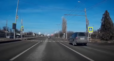 Вы столько написали, а вопрос у меня к Вам только один - Вы родились идиотом или это приобретенное качество?

Во-первых, если рег не может разобрать какой ему свет горит - ОН ОЛЕНЬ!

Во-вторых, повторюсь: "Рег (+Мерин справа) двигаясь по проезжей части остановливается ПОСРЕДИ ДОРОГИ, создает аварийную ситуацию и ограничивает обзор проезжей части иным участникам движения. Своими действиями он провоцирует старушку на действия приведшие к её гибели..."