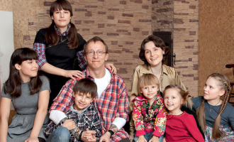 Иван Охлобыстин  и Оксана Арбузова, шестеро.