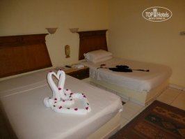 Д. Уром со своей кроватью из черного гранита лошок. Сейчас в тренде кровати из бетона.