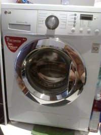 Я так понимаю красной наклейкой с надписью баба свою п.и.з.д.у рекламирует???