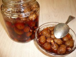 Варенье из сосновых шишек - это не лакомство, а лечебная "микстурка". Наберите в поисковике: рецепт варенья из шишек сосны...