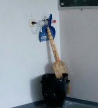 Проблема с режущим инструментом в доме? Можно замутить не хитрый девайс из пустой тары.