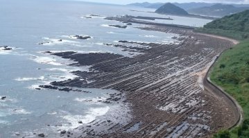 Японский океанариум "Сигайя" - обладатель почетного звания "худший по расположению парк развлечений в мире". За $50 вам предлагается под нарисованным голубым небом побродить по белому песчаному пляжу вдоль искусственной лагуны.. Оформлено неплохо, если бы не одно "но": в километре от "Сигайи" находится настоящий океан с настоящим небом, песком и волнами. 
Посмотрите какой пляж в Миядзаки !!!  (город в котором расположена "Сигайя") Зато на шару!!!! 
PS тихоокенаское побережье Японии на 99% непригодно для купания, температура воды в океане выше 18 градусов только 5 месяцев в году, частые штормы, а так у тебя тропическое лето круглый год... 
Не обвиняйте в глупости японцев, у них ума больше чем у евреев...