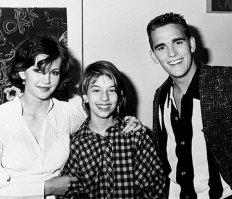 Судя по молодым Мэтту Диллону и Дайане Лэйн - предполагаю, что это примерно 80-85 гг. и вот любопытно... это фото со съемок "Бойцовской рыбки" или "Изгоев"?