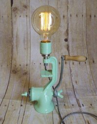 здесь наверно принцип "пока крутишь - есть свет":)