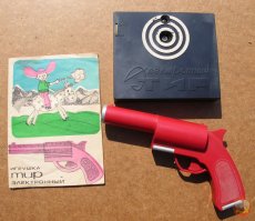 In Soviet Russia излучал пистолет аднака!