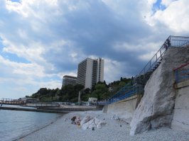 Вот оно моё любимое место в Крыму: Кореиз, пляж санатория Ай-Петри. Уже 5 раз за 3 года поедем туда в мае!