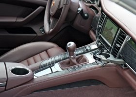 Да ладно !!! Я смотрю ты сноб видно ездишь на очень дорогой машине!!! А нищеброды на эмках и панамерах с механикой!!!