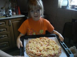 У нас внученька сильно любит пиццу.С бабашкой печет,учится.