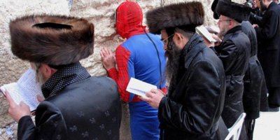 Дресс код соблюден, шапочку надел.
