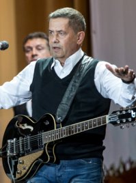 Забыли ещё:
"Мы до конца будем стоять, за тебя, Родина-мать!
Мы будем петь, будем гулять, за тебя - Родина-мать!"
