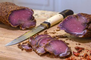 Как по мне, то в этом плане бастурма, хоть и хлопотнее, но гораздо вкуснее, особенно под холодное пиво!