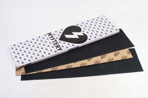 Есть куда проще решение - обычная шкурка для скейта. Она уже с клейкой подложкой продается.