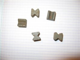 Нифига удивительного. Боеголовка взрывается поблизости от цели, образуя плотное облако осколков, летящих в сторону мишени, чем и достигается поражение, к примеру, самолета. Так что у бедного квадрокоптера шансов почти не было.
НА фото схема поражения самолет рейса МН 17, фото пробоин и самих поражающих элементов зенитной ракеты комплекса Бук. Думаю, у Патриота примерно таже система.