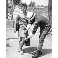 Прикольно! Хотя больше похоже на постановку, уж слишком счастливая улыбка у военослужащей...