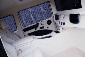 Безпонтово. Стойка рядом с головой пассажира закрывает обзор.