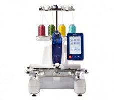 есть компьютерезированные швейные машинки или оверлоки - задаешь картинку и вперед! только стОят они серьезных денег