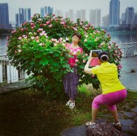 А это вообще фотошоп, у неё что там кино на планшете?